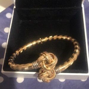 Bangle bracelet 18K @ 21.7 gms.